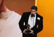 Bad Bunny lanza mensaje contra ICE durante los Grammy: “Fuera”; llama a rechazar el odio