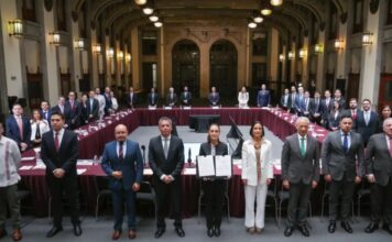 Sheinbaum y gasolineros renuevan acuerdo para limitar precio de gasolina a $24