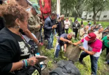 Ex electricistas de LyFC “decapitan” estatua caída de Felipe Calderón en Los Pinos