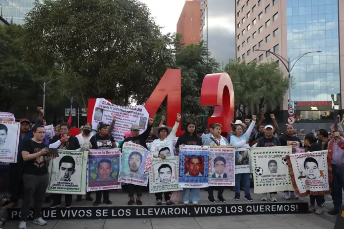 marchan-en-cdmx-a-12-anos-de-la-desaparicioon-de-los-43-normalistas-de-ayotzinapa-exigen-regreso-del-giei_2b167bb6-0a30-4079-8077-21773c0d9dfe_medialjnimgndimage=fullsize