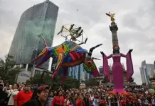 Desfile de Alebrijes Monumentales recorre la CDMX en el inicio de la temporada de Día de Muertos