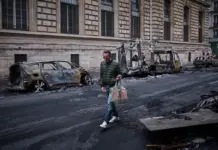 Francia anuncia toques de queda parciales tras disturbios en protestas del fin de semana