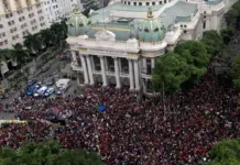 Miles de estudiantes marchan en Río de Janeiro en contra de Flávio Bolsonaro