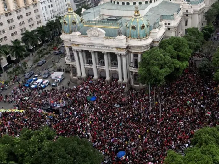 miles-de-estudiantes-marchan-en-rio-de-janeiro-en-contra-de-flavio-bolsonaro_fe54f617-db98-472e-8528-709e19f4ef5a_medialjnimgndimage=fullsize